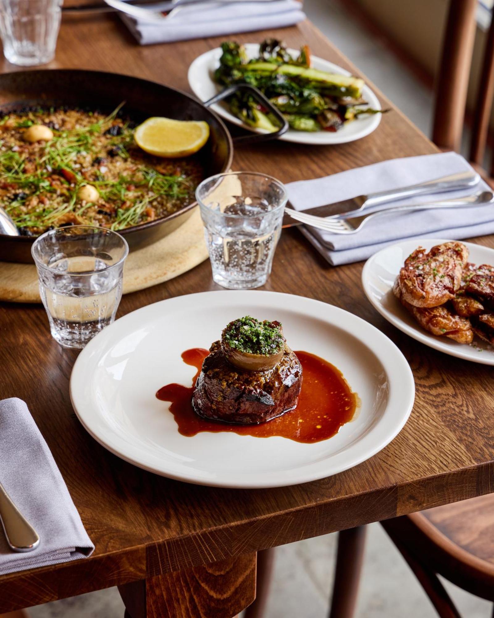 Stanton Harcourt The Harcourt Arms酒店 外观 照片 A steak at the restaurant